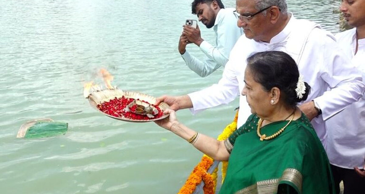 ಧರ್ಮಸ್ಥಳದ ಧರ್ಮಾಧಿಕಾರಿ ಡಾ. ಡಿ. ವಿರೇಂದ್ರ ಹೆಗ್ಗಡೆ ಅವರಿಂದ ಕಾಳಿ ಸರೋವರಕ್ಕೆ ಬಾಗಿನ ಅರ್ಪಣೆ