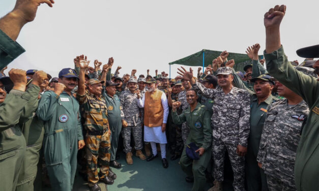 ಪ್ರಧಾನಮಂತ್ರಿಯವರು ಎ ಎಫ್ ಎಸ್ ಆದಂಪುರಕ್ಕೆ ಭೇಟಿ ನೀಡಿ ವೀರ ವಾಯು ಯೋಧರು ಮತ್ತು ಸೈನಿಕರನ್ನು ಭೇಟಿಯಾದರು