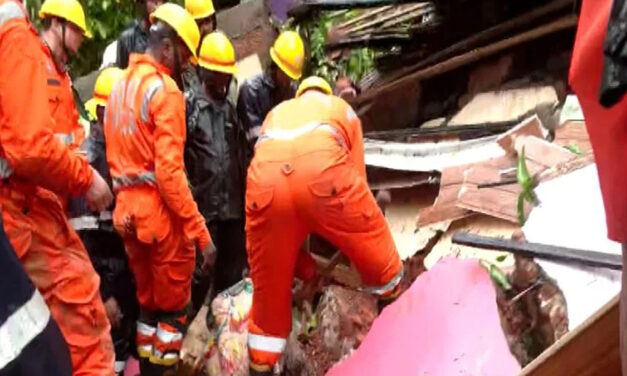 ಮಂಗಳೂರು: ಭಾರೀ ಮಳೆಗೆ ಮನೆ ಮೇಲೆ ಗುಡ್ಡ ಕುಸಿತ ಒಂದೇ ಕುಟುಂಬದ  ಮೂವರು ಸಾವು