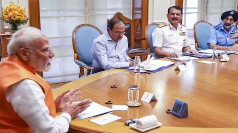 ಭಾರತ-ಪಾಕ್‌ ಉದ್ವಿಗ್ನತೆ ಮಧ್ಯೆ ವಾಯುಪಡೆ ಮುಖ್ಯಸ್ಥರ ಭೇಟಿಯಾದ ಪಿಎಂ ಮೋದಿ