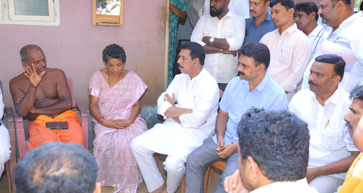 ಹತ್ಯೆಗೊಳಗಾದ ಸುಹಾಸ್ ಶೆಟ್ಟಿ ಮನೆಗೆ ಮಾಜಿ ಸಂಸದ ನಳಿನ್ ಕುಮಾರ್ ಕಟೀಲು ‌ಭೇಟಿ