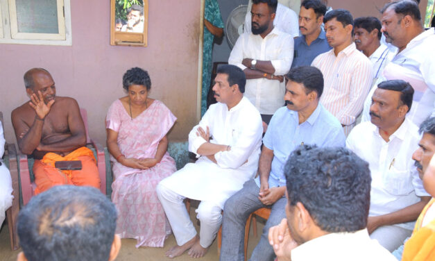 ಹತ್ಯೆಗೊಳಗಾದ ಸುಹಾಸ್ ಶೆಟ್ಟಿ ಮನೆಗೆ ಮಾಜಿ ಸಂಸದ ನಳಿನ್ ಕುಮಾರ್ ಕಟೀಲು ‌ಭೇಟಿ