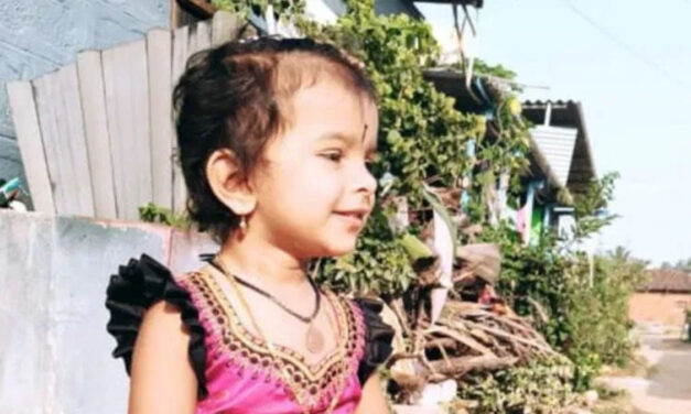 ಹೆಲ್ಮೆಟ್ ತಪಾಸಣೆಗೆ ಬೈಕ್ ಅಡ್ಡಗಟ್ಟಿದ ಪೊಲೀಸ್ರು – ಆಯತಪ್ಪಿ ಬಿದ್ದು ತಾಯಿ ಮಡಿಲಲ್ಲೇ ಪ್ರಾಣಬಿಟ್ಟ ಮಗು