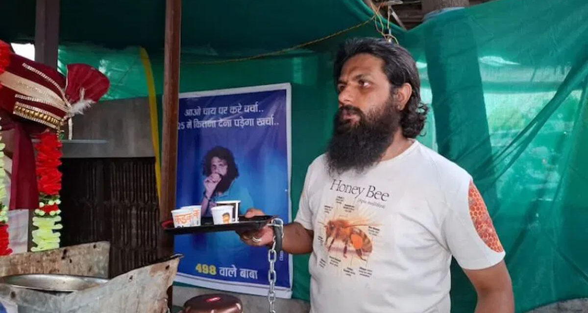 ಅತ್ತೆ ಮನೆ ಮುಂದೆ ಅಳಿಯನ ಟೀ ಅಂಗಡಿ – ಕೈಗೆ ಕೋಳ ಧರಿಸಿ ಚಹಾ ಮಾರಾಟ