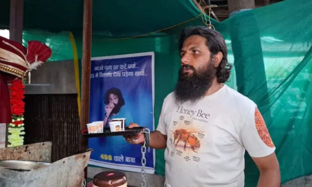 ಅತ್ತೆ ಮನೆ ಮುಂದೆ ಅಳಿಯನ ಟೀ ಅಂಗಡಿ – ಕೈಗೆ ಕೋಳ ಧರಿಸಿ ಚಹಾ ಮಾರಾಟ