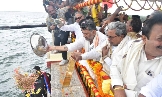 ಕಾವೇರಿ ನದಿಗೆ ಪೂಜೆ ಸಲ್ಲಿಸಿ, ಬಾಗಿನ ಅರ್ಪಿಸಿದ ಸಿ.ಎಂ. -ಸಿದ್ಧರಾಮಯ್ಯ
