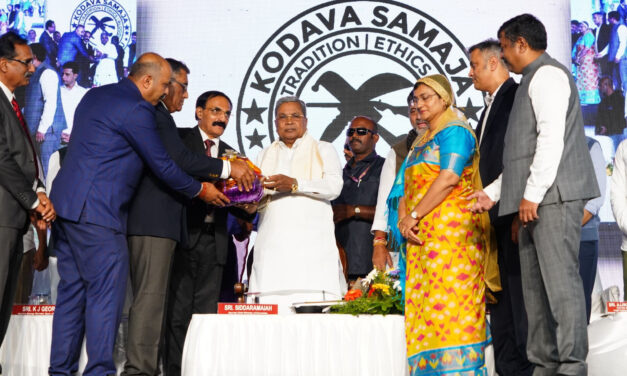 ಕೊಡವ ಸಮಾಜದ ಮುಖಂಡರಿಂದ ಸಿ.ಎಂ.ಸಿದ್ಧರಾಮಯ್ಯ ಅವರಿಗೆ ಸಮ್ಮಾನ