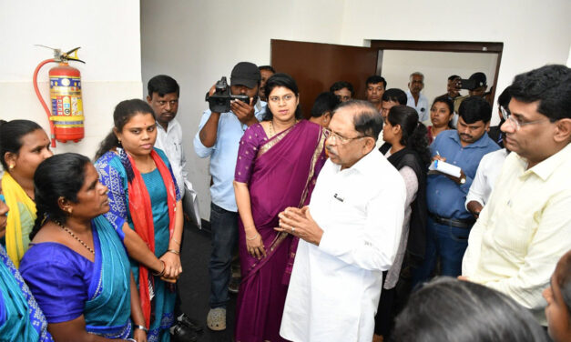 ಸ್ನಾತಕೋತ್ತರ ಮಹಿಳೆಯರ ವಿದ್ಯಾರ್ಥಿ ನಿಲಯಕ್ಕೆ ಅಧಿಕಾರಿಗಳೊಂದಿಗೆ ಗೃಹ ಸಚಿವ  ಡಾ| ಜಿ.ಪರಮೇಶ್ವರ್‌ ಭೇಟಿ