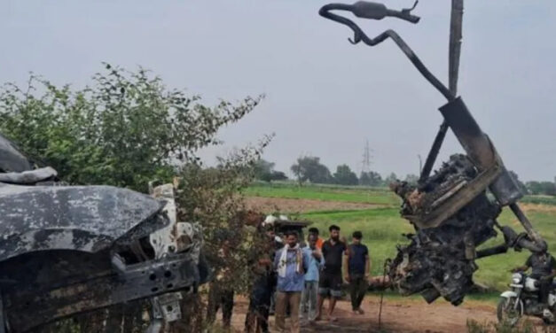 ಡಿವೈಡರ್‌ಗೆ ಕಾರು ಡಿಕ್ಕಿಯಾಗಿ ಬೆಂಕಿ – ಐವರು ಸಜೀವ ದಹನ