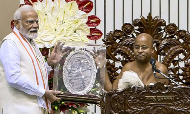 ಪ್ರಧಾನಿ ಮೋದಿಗೆ `ಧರ್ಮ ಚಕ್ರವರ್ತಿ’ ಬಿರುದು ಪ್ರದಾನ