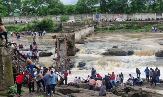 ಪುಣೆಯ ಇಂದ್ರಯಾಣಿ ನದಿಗೆ ಅಡ್ಡಲಾಗಿ ನಿರ್ಮಿಸಿದ್ದ ಸೇತುವೆ ಕುಸಿದು ಕನಿಷ್ಠ 20 ಮಂದಿ ನೀರುಪಾಲು
