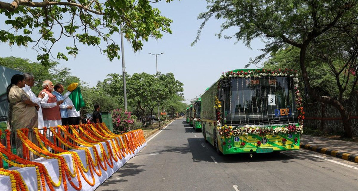 ಸ್ವಚ್ಛ ಮತ್ತು ಹಸಿರು ನಗರ ಸಾರಿಗೆಯನ್ನು ಉತ್ತೇಜಿಸಲು ದೆಹಲಿಯಲ್ಲಿ ವಿದ್ಯುತ್ ಚಾಲಿತ ಬಸ್ ಸೇವೆಗೆ ಪ್ರಧಾನಮಂತ್ರಿ ಚಾಲನೆ