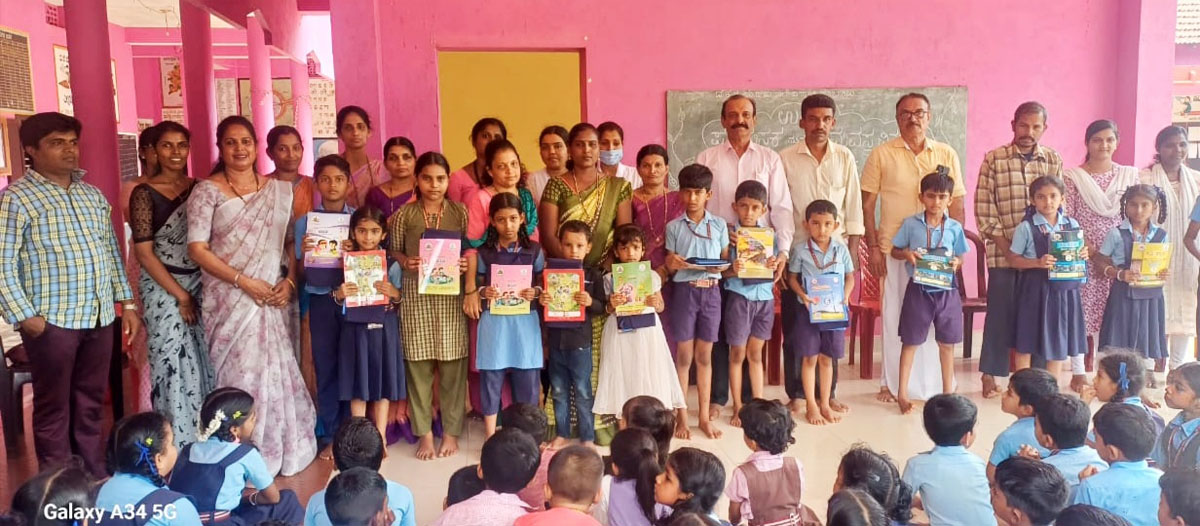 ಪಡಿಬಾಗಿಲು ಹಿ.ಪ್ರಾ.ಶಾಲೆಯಲ್ಲಿ ಉಚಿತ ಸಮವಸ್ತ್ರ ಹಾಗೂ ಪಠ್ಯಪುಸ್ತಕ ವಿತರಣಾ ಕಾರ್ಯಕ್ರಮ