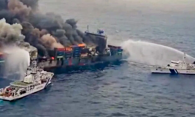 ಕೇರಳ ಕರಾವಳಿಯಲ್ಲಿ ಹಡಗು ಅಗ್ನಿ ದುರಂತ – ಬೆಂಕಿ ತಗುಲಿ 48 ಗಂಟೆ ಕಳೆದ್ರೂ ಆರದ ಬೆಂಕಿಯ ಜ್ವಾಲೆ