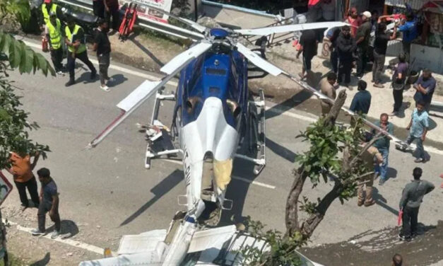 ಕೇದಾರನಾಥಕ್ಕೆ ತೆರಳುತ್ತಿದ್ದ ಹೆಲಿಕಾಪ್ಟರ್ ಹೆದ್ದಾರಿಯಲ್ಲಿ ತುರ್ತು ಭೂಸ್ಪರ್ಶ