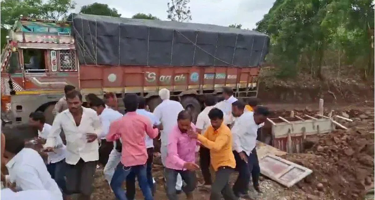 ಕಾಮಗಾರಿ ಪರಿಶೀಲನೆ ವೇಳೆ ರಸ್ತೆ ಕುಸಿದು ಉರುಳಿ ಬಿತ್ತು ಟ್ರಕ್‌ – ಓಡಿ ಪಾರಾದ ಜನ