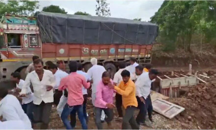 ಕಾಮಗಾರಿ ಪರಿಶೀಲನೆ ವೇಳೆ ರಸ್ತೆ ಕುಸಿದು ಉರುಳಿ ಬಿತ್ತು ಟ್ರಕ್‌ – ಓಡಿ ಪಾರಾದ ಜನ