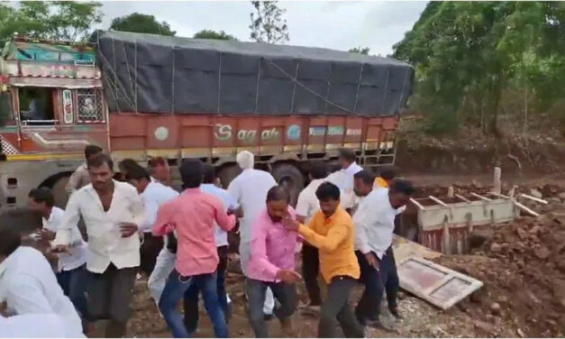 ಕಾಮಗಾರಿ ಪರಿಶೀಲನೆ ವೇಳೆ ರಸ್ತೆ ಕುಸಿದು ಉರುಳಿ ಬಿತ್ತು ಟ್ರಕ್‌ – ಓಡಿ ಪಾರಾದ ಜನ