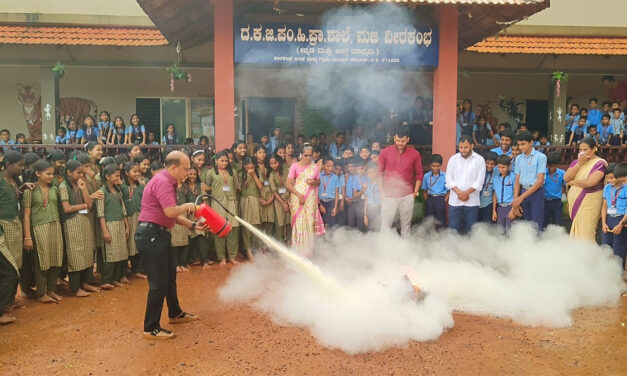 ಮಜಿ ವೀರಕಂಬ ಶಾಲೆಯಲ್ಲಿ ಅಗ್ನಿ ನಂದಕವನ್ನು ಬಳಸುವ ಪ್ರಾಯೋಗಿಕ ಚಟುವಟಿಕೆ