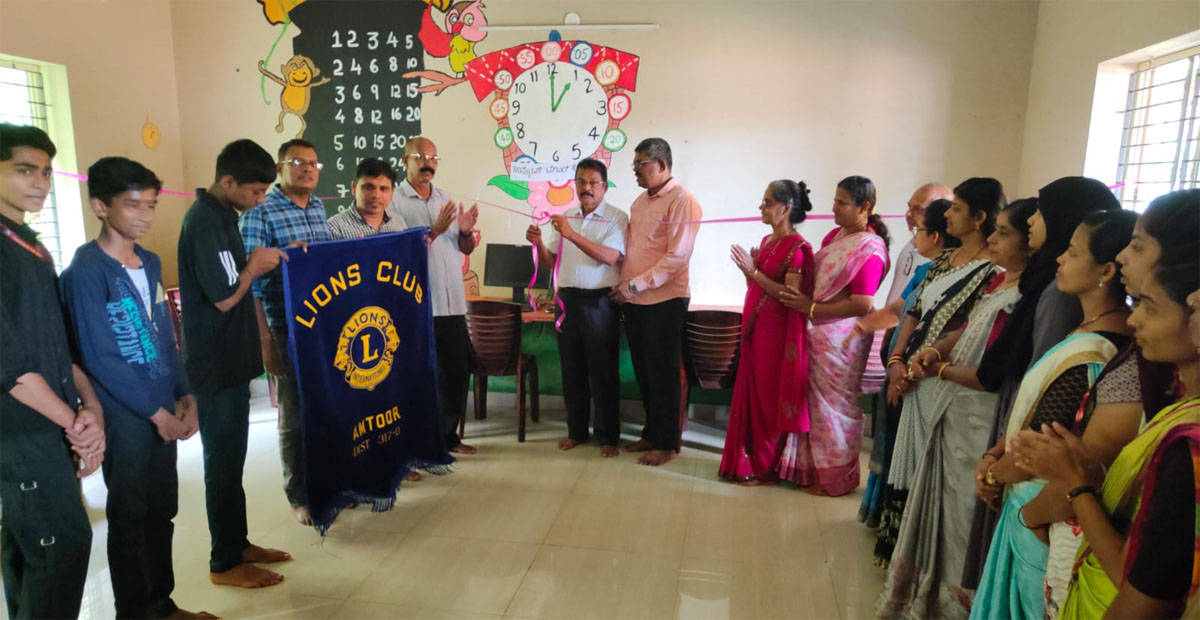 ಲಯನ್ಸ್ ಕ್ಲಬ್ ಅಮ್ಟೂರು ವತಿಯಿಂದ ವೀರಕಂಭ ಮಜಿ ಶಾಲೆಗೆ ಕಂಪ್ಯೂಟರ್ ಮೇಜುಗಳ ಹಸ್ತಾಂತರ