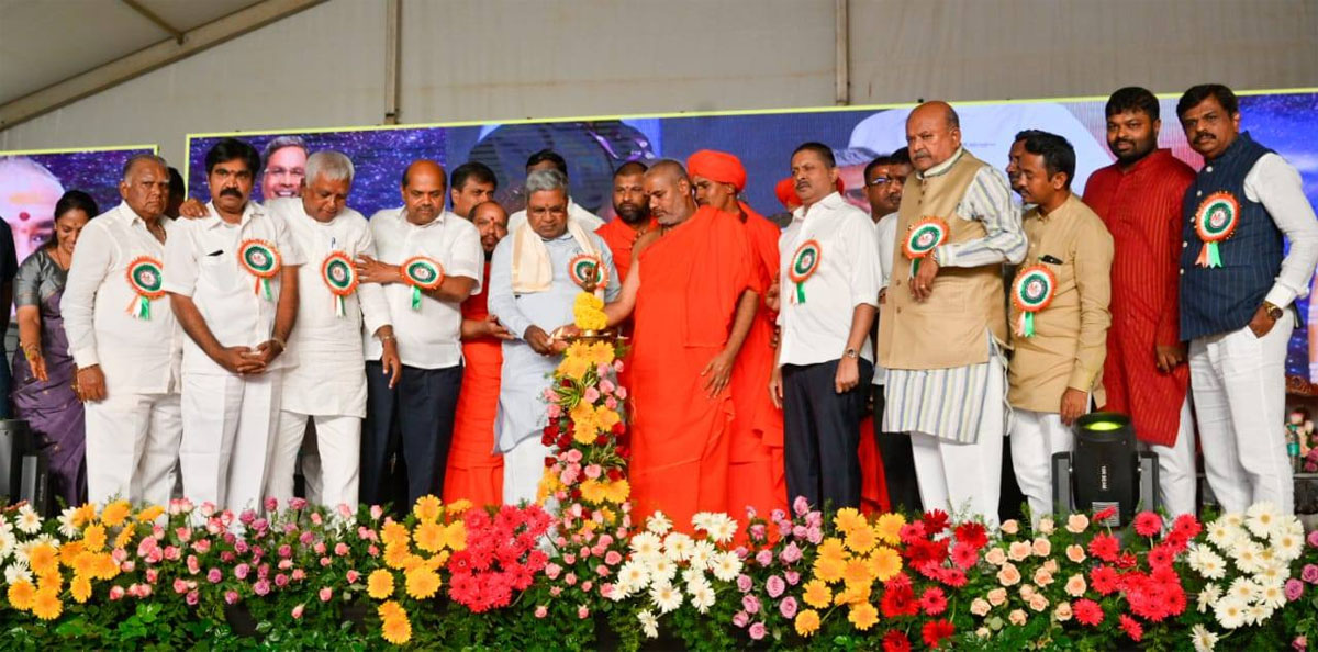 ಶ್ರೀ ಕಾಗಿನೆಲೆ ಮಹಾಸಂಸ್ಥಾನ ಕನಕಗುರುಪೀಠ ಹಾಗೂ ಶಾಖಾಮಠ ಮತ್ತು ಬೆಂಗಳೂರು ಭಕ್ತರ ಭಂಡಾರದ ಕುಟೀರ ಲೋಕಾರ್ಪಣೆಗೊಳಿಸಿದ ಸಿ.ಎಂ.