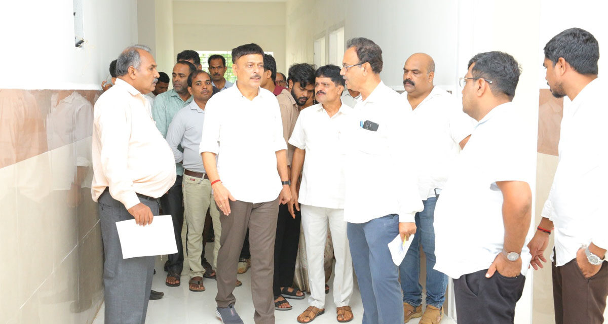 ಪುಂಜಾಲಕಟ್ಟೆಯಲ್ಲಿ ರೂ  18 ಕೋಟಿ ವೆಚ್ಚದಲ್ಲಿ ನಿರ್ಮಾಣಗೊಳ್ಳುತ್ತಿರುವ ಶ್ರೀ ಬ್ರಹ್ಮ ಶ್ರೀ ನಾರಾಯಣ ಗುರು ವಸತಿ ಶಾಲೆಯ ಕಟ್ಟಡವನ್ನು ಬಂಟ್ವಾಳ ಶಾಸಕ‌ ರಾಜೇಶ್ ನಾಯ್ಕ್ ಪರಿಶೀಲನೆ