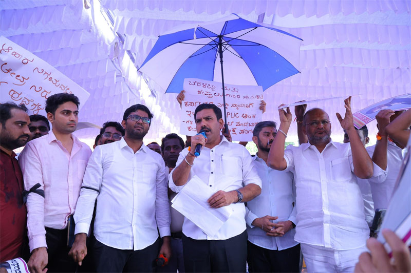 ಖಾಲಿ ಹುದ್ದೆಗಳ ಭರ್ತಿಗೆ ಆಗ್ರಹಿಸಿ ಬೆಂಗಳೂರಿನ ಫ್ರೀಡಂ ಪಾರ್ಕ್ ನಲ್ಲಿ ಪ್ರತಿಭಟನೆ