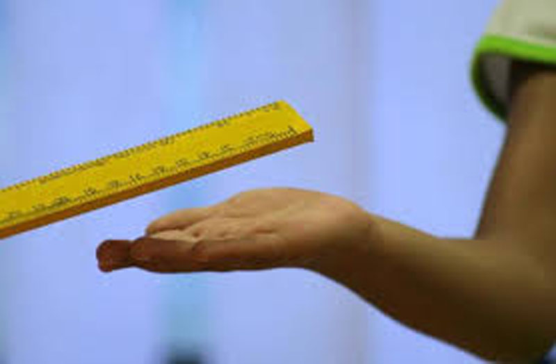 ಹೋಂ ವರ್ಕ್‌ ಮಾಡದಿದ್ದಕ್ಕೆ 7 ವರ್ಷದ ಬಾಲಕನ ಮೇಲೆ ಶಿಕ್ಷಕಿಯಿಂದ  ಕ್ರೌರ್ಯ – ತಲೆ ಕೆಳಗಾಗಿ ನೇತುಹಾಕಿ ಹಿಂಸೆ