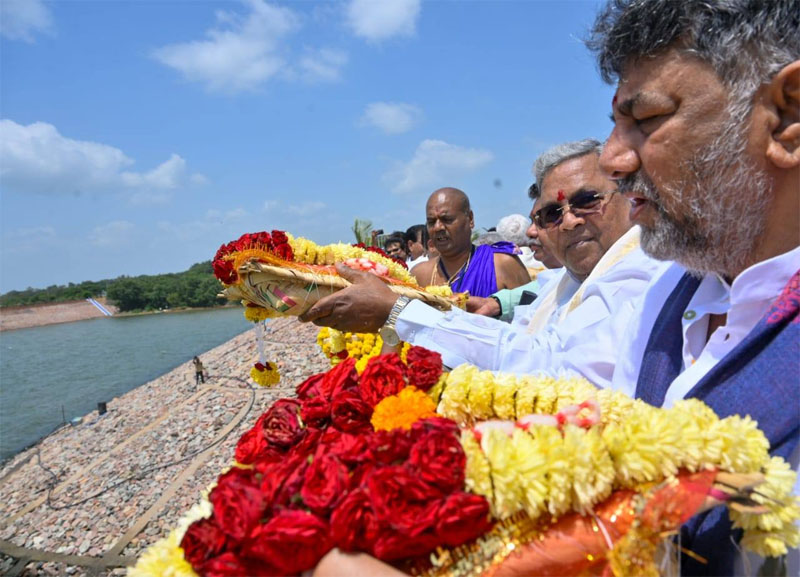 ಆಲಮಟ್ಟಿ ಜಲಾಶಯಕ್ಕೆ ಮುಖ್ಯಮಂತ್ರಿಗಳಿಂದ ಬಾಗಿನ ಅರ್ಪಣೆ