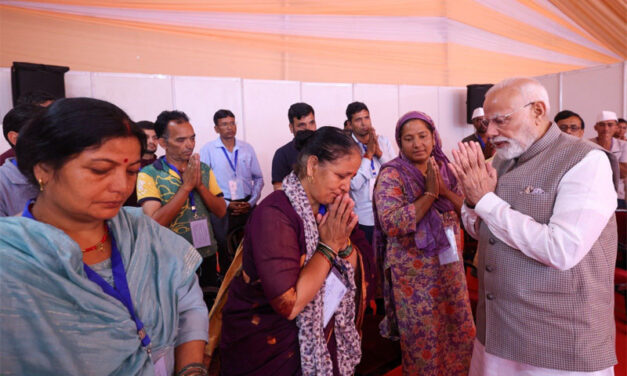 ಡೆಹ್ರಾಡೂನ್‌ಗೆ ಭೇಟಿ ನೀಡಿದ ಪ್ರಧಾನಮಂತ್ರಿ, ಉತ್ತರಾಖಂಡದಲ್ಲಿ ಪ್ರವಾಹದಿಂದ ಆಗಿರುವ ಹಾನಿಯ ಮೌಲ್ಯಮಾಪನಕ್ಕಾಗಿ ಪರಿಶೀಲನಾ ಸಭೆ