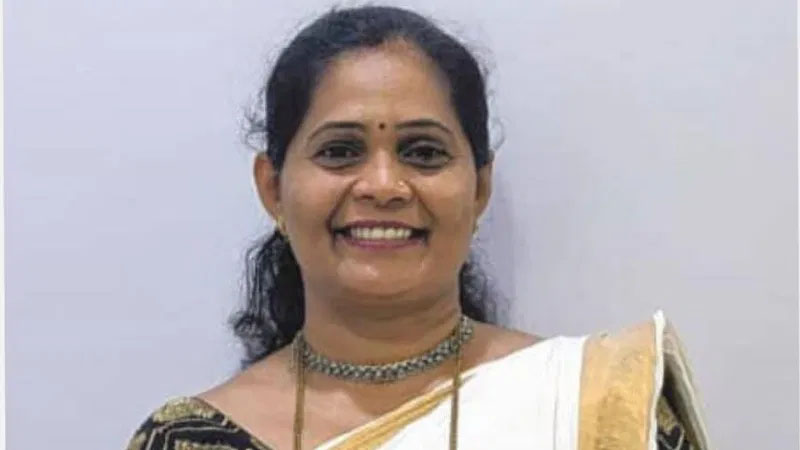 ಕೂಳೂರು : ರಸ್ತೆ ಗುಂಡಿಗೆ ಬಿದ್ದ ಮಹಿಳೆ – ಕ್ಯಾಂಟರ್ ಲಾರಿ ಹರಿದು ಸಾವು