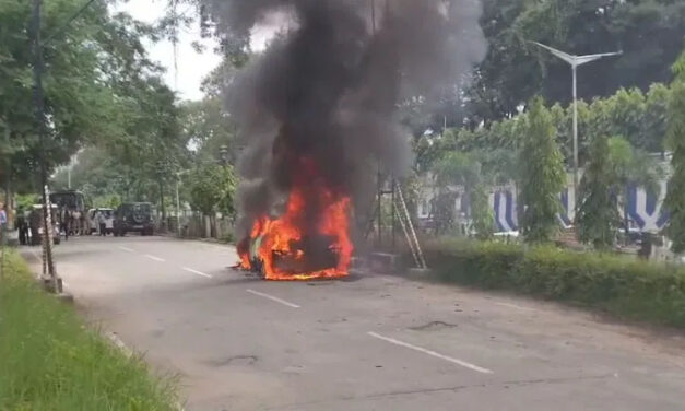 ಸಿಎಂ ನಿವಾಸದ ಮುಂದೆ ಹೊತ್ತಿ ಉರಿದ ಕಾರು – ಕೂದಲೆಳೆ ಅಂತರದಲ್ಲಿ ಚಾಲಕ ಪಾರು
