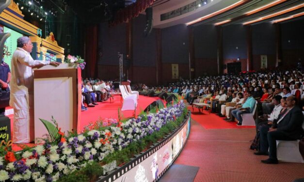 ಸಿನಿಮಾ ತಾರೆಯರು ಪರದೆ ಮೇಲೆ ಕಾಣುವಷ್ಟೇ ಮೌಲ್ಯಯುತವಾಗಿ ನಿಜ ಜೀವನದಲ್ಲೂ ನಡೆದುಕೊಳ್ಳಬೇಕು- ಸಿ.ಎಂ.