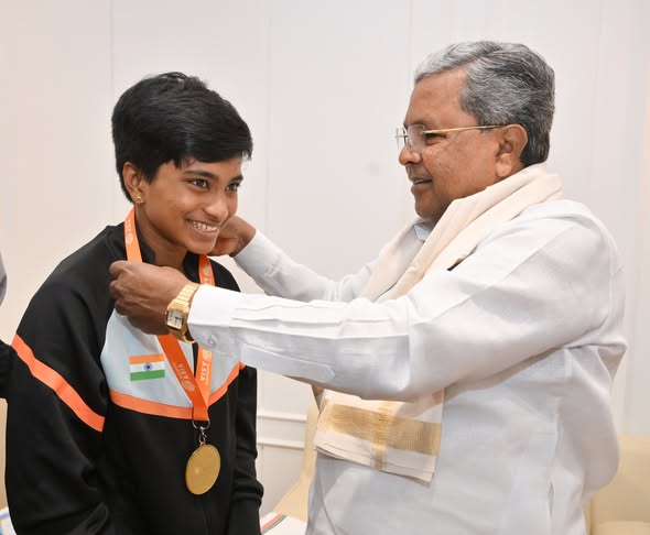 ಬ್ಯಾಡ್ಮಿಂಟನ್ ಪಂದ್ಯಾವಳಿಯಲ್ಲಿ ಚಿನ್ನದ ಪದಕ ಗಳಿಸಿದ  ಶೈನಾ ಮಣಿಮುತ್ತು ಅವರನ್ನು ಅಭಿನಂದಿಸಿದ – ಸಿ.ಎಂ