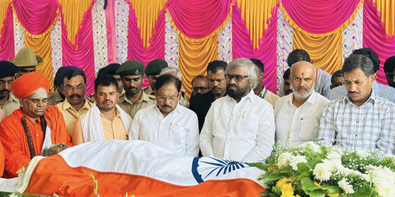 ಸರ್ಕಾರದ ಸಕಲ ಗೌರವಗಳೊಂದಿಗೆ ನಡೆದ ಸಾಲುಮರದ ತಿಮ್ಮಕ್ಕ ಅವರ ಅಂತ್ಯಕ್ರಿಯೆ