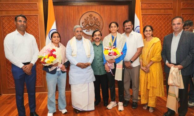 ಢಾಕಾದಲ್ಲಿ ನಡೆದ ಮಹಿಳಾ ಕಬಡ್ಡಿ ವಿಶ್ವಕಪ್ ಪಂದ್ಯಾವಳಿಯಲ್ಲಿ ಚಿನ್ನ ಗೆದ್ದ ಭಾರತ ತಂಡದ ರಾಜ್ಯದ ಆಟಗಾರ್ತಿ ಧನಲಕ್ಷ್ಮಿ ಹಾಗೂ ಚೈನಾದಲ್ಲಿ ನಡೆದ ಕಿರಿಯರ ಏಷ್ಯನ್ ಬ್ಯಾಡ್ಮಿಂಟನ್ ಸಿಂಗಲ್ ಚಾಂಪಿಯನ್ ಶಿಪ್ ನಲ್ಲಿ ಬೆಳ್ಳಿ ಗೆದ್ದ ಲಕ್ಷ್ಯ ರಾಜೇಶ್ ಅವರಿಗೆ ಸನ್ಮಾನ.