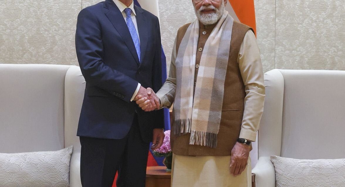 ರಷ್ಯಾ ಅಧ್ಯಕ್ಷರ ಅನುಯಾಯಿಗಳಿಂದ ಪ್ರಧಾನಮಂತ್ರಿ ಶ್ರೀ ನರೇಂದ್ರ ಮೋದಿ ಅವರ ಭೇಟಿ