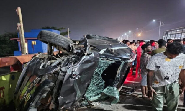 ಮಹಾರಾಷ್ಟ್ರ:  ಫ್ಲೈಓವರ್‌ನಲ್ಲಿ ದ್ವಿಚಕ್ರ ವಾಹನಗಳಿಗೆ ಕಾರು ಡಿಕ್ಕಿ – ನಾಲ್ವರು ಸಾವು