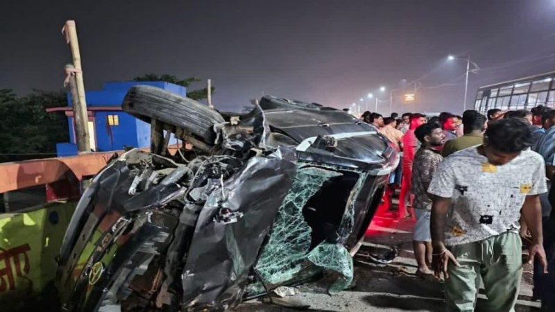 ಮಹಾರಾಷ್ಟ್ರ:  ಫ್ಲೈಓವರ್‌ನಲ್ಲಿ ದ್ವಿಚಕ್ರ ವಾಹನಗಳಿಗೆ ಕಾರು ಡಿಕ್ಕಿ – ನಾಲ್ವರು ಸಾವು