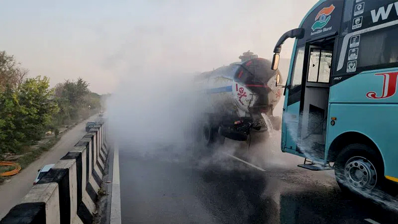 ಹೈದರಾಬಾದ್‌-ಬೆಂಗಳೂರು ಹೆದ್ದಾರಿಯಲ್ಲಿ ಆ್ಯಸಿಡ್‌ ಟ್ಯಾಂಕರ್‌ಗೆ ಸ್ಲೀಪರ್‌ ಬಸ್‌ ಡಿಕ್ಕಿ