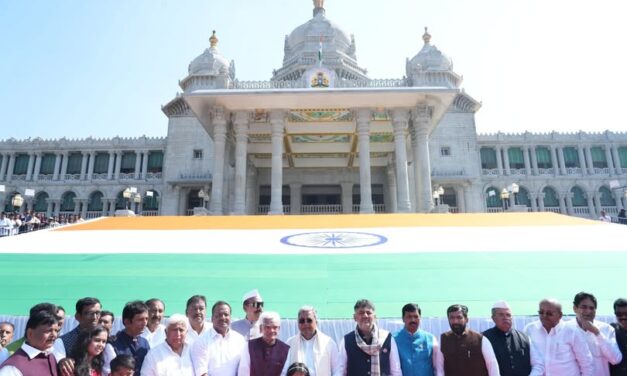 ಜಗತ್ತಿನ ಎರಡನೇ ಅತಿ ದೊಡ್ಡ ಖಾದಿ ತ್ರಿವರ್ಣ ಧ್ವಜವನ್ನು ಅನಾವರಣಗೊಳಿಸಿದ – ಸಿ.ಎಂ.