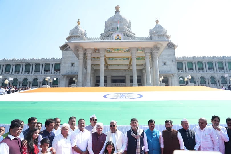 ಜಗತ್ತಿನ ಎರಡನೇ ಅತಿ ದೊಡ್ಡ ಖಾದಿ ತ್ರಿವರ್ಣ ಧ್ವಜವನ್ನು ಅನಾವರಣಗೊಳಿಸಿದ – ಸಿ.ಎಂ.