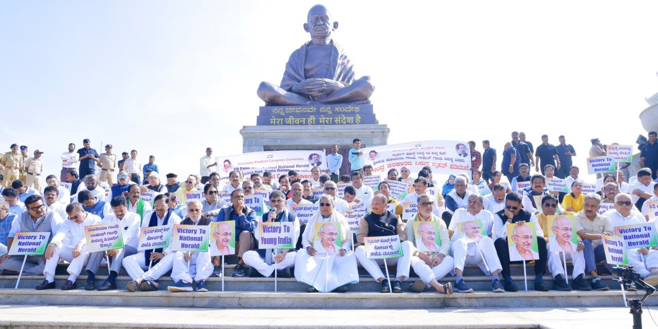 ನ್ಯಾಷನಲ್ ಹೆರಾಲ್ಡ್ ಪ್ರಕರಣದಲ್ಲಿ ಕೇಂದ್ರ ಎನ್‌ಡಿಎ ಸರ್ಕಾರದ ದ್ವೇಷ ರಾಜಕೀಯವನ್ನು ಖಂಡಿಸಿ ಸುವರ್ಣಸೌಧದ ಗಾಂಧಿ ಪ್ರತಿಮೆ ಬಳಿ  ಪ್ರತಿಭಟನೆ