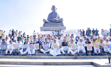 ನ್ಯಾಷನಲ್ ಹೆರಾಲ್ಡ್ ಪ್ರಕರಣದಲ್ಲಿ ಕೇಂದ್ರ ಎನ್‌ಡಿಎ ಸರ್ಕಾರದ ದ್ವೇಷ ರಾಜಕೀಯವನ್ನು ಖಂಡಿಸಿ ಸುವರ್ಣಸೌಧದ ಗಾಂಧಿ ಪ್ರತಿಮೆ ಬಳಿ  ಪ್ರತಿಭಟನೆ