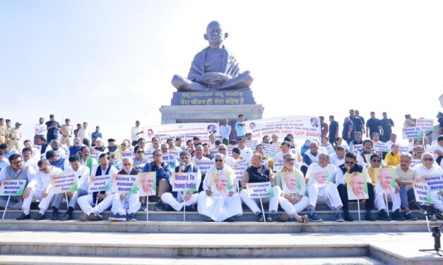 ನ್ಯಾಷನಲ್ ಹೆರಾಲ್ಡ್ ಪ್ರಕರಣದಲ್ಲಿ ಕೇಂದ್ರ ಎನ್‌ಡಿಎ ಸರ್ಕಾರದ ದ್ವೇಷ ರಾಜಕೀಯವನ್ನು ಖಂಡಿಸಿ ಸುವರ್ಣಸೌಧದ ಗಾಂಧಿ ಪ್ರತಿಮೆ ಬಳಿ  ಪ್ರತಿಭಟನೆ