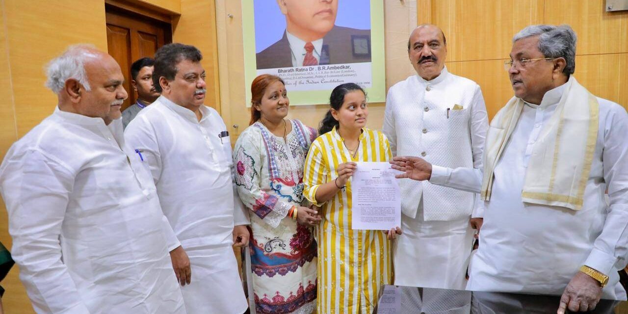 ಅನುಕಂಪದ ಆಧಾರದ ಮೇಲೆ ಸರ್ಕಾರಿ ಉದ್ಯೋಗದ ನೇಮಕಾತಿ ಪತ್ರವನ್ನು ಹಸ್ತಾಂತರ