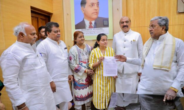 ಅನುಕಂಪದ ಆಧಾರದ ಮೇಲೆ ಸರ್ಕಾರಿ ಉದ್ಯೋಗದ ನೇಮಕಾತಿ ಪತ್ರವನ್ನು ಹಸ್ತಾಂತರ