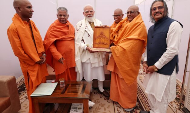 ಪ್ರಧಾನಮಂತ್ರಿ ಶ್ರೀ ನಾರಾಯಣ ಧರ್ಮ ಸಂಘಂ ಟ್ರಸ್ಟ್‌ನ ಸ್ವಾಮೀಜಿಗಳನ್ನು ಭೇಟಿ