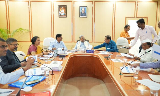 ಕಾರ್ಮಿಕ ಹಾಗೂ ಒಳಾಡಳಿತ ಇಲಾಖೆಯ ಸಚಿವರು ಹಾಗೂ ಅಧಿಕಾರಿಗಳ ಜೊತೆ ಮುಖ್ಯಮಂತ್ರಿಗಳಾದ ಸಿದ್ದರಾಮಯ್ಯ ಅವರು  ಬಜೆಟ್‌ ಪೂರ್ವಭಾವಿ ಸಭೆ