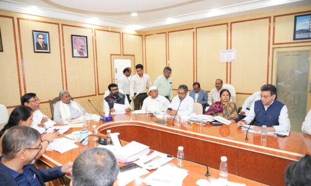 ವಸತಿ ಇಲಾಖೆ, ನಗರಾಭಿವೃದ್ಧಿ ಇಲಾಖೆ ಹಾಗೂ ಬೆಂಗಳೂರು ನಗರಾಭಿವೃದ್ಧಿ ಇಲಾಖೆಗಳ ಸಚಿವರು ಮತ್ತು ಅಧಿಕಾರಿಗಳ ಜೊತೆ  ಸಿ.ಎಂ.ಸಭೆ